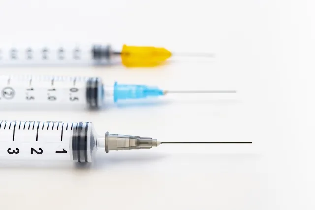 極細の注射針を使用